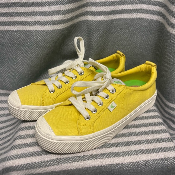 Cariuma OCA Low Yellow Canvas Sneaker Size 7.5 - Picture 1 of 6